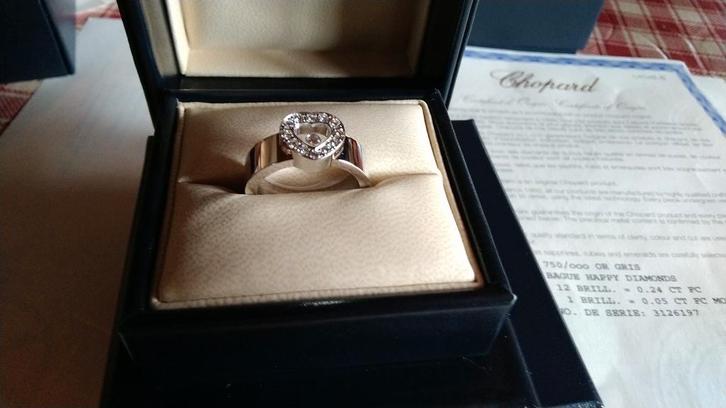 NIEUWE CHOPARD-RING, NOOIT GEDRAGEN IN DE HOES, DOCUMENTEN, Handtassen en Accessoires, Ringen, Nieuw, Dame, 19 tot 20, Grijs, Goud