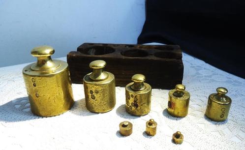 Poids en cuivre dans un bloc de bois antique avec tampons✨👀, Antiquités & Art, Curiosités & Brocante, Enlèvement ou Envoi