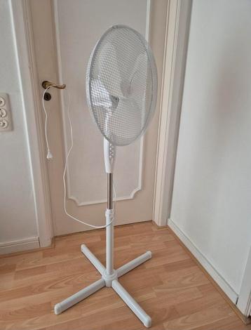 Ventilateur blanc sur pied, réglable, orientable, démontable, Enlèvement ou Envoi, Comme neuf