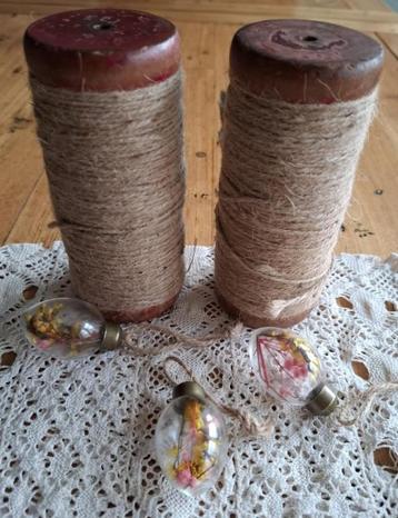 2 Oude doorleefde klossen met jute touw beschikbaar voor biedingen