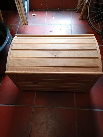 Houten schatkist voor piraat of speelgoed beschikbaar voor biedingen