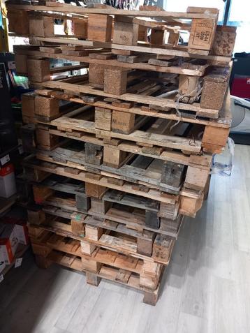Pallets om weg te geven beschikbaar voor biedingen