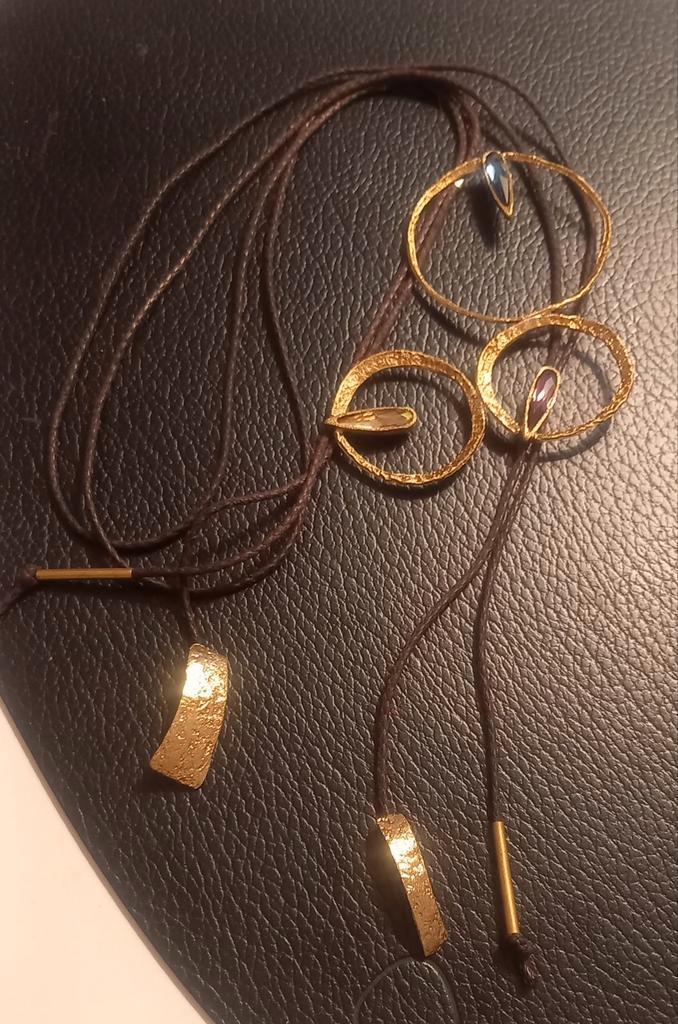 Lange halsketting met lederen koorden en swarovski., Audio, Tv en Foto, Audiokabels en Televisiekabels, Ophalen of Verzenden