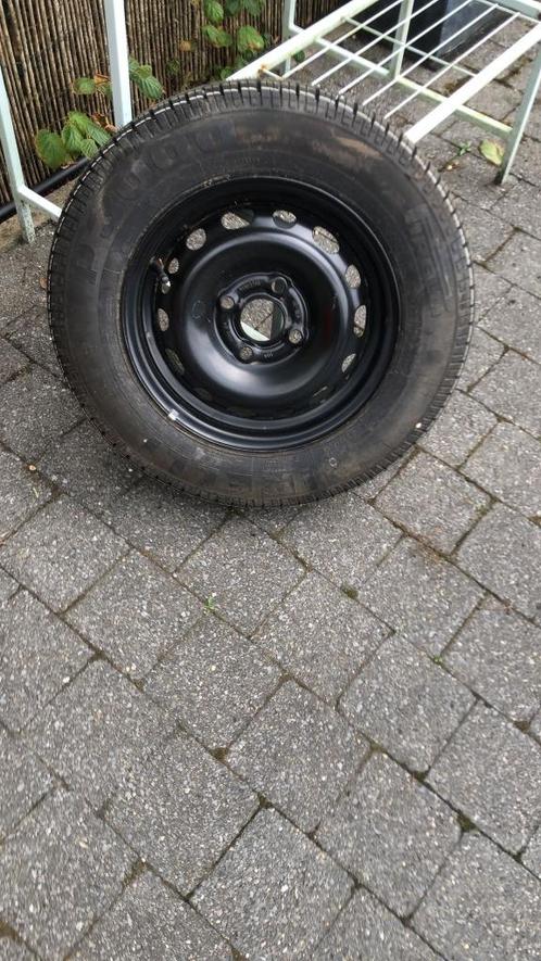 Pirelli autoband op stalen velg, Auto-onderdelen, Banden en Velgen, Banden en Velgen, Zomerbanden, Overige maten, 135 mm, Personenwagen
