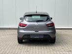 ✅ Renault Clio 1.2i GARANTIE | Airco | Navi | Cruise | 1.Eig, Auto's, Voorwielaandrijving, 4 cilinders, 127 g/km, Leder