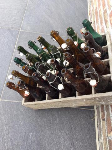 Vintage houten lage bierbak gevuld met 24 beugelflesjes, Verzamelen, Biermerken, Ophalen of Verzenden, Zo goed als nieuw