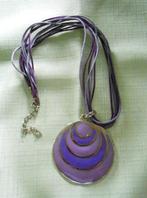 Collier fantaisie....pendentif sur lacets, Bijoux, Sacs & Beauté, Colliers, Enlèvement ou Envoi, Neuf, Violet