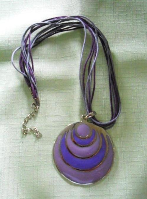 Collier fantaisie....pendentif sur lacets, Bijoux, Sacs & Beauté, Colliers, Neuf, Violet, Enlèvement ou Envoi