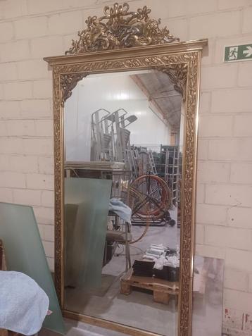 Grand miroir ancien, Enlèvement