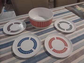 Arcopal Square 1 ronde schaal + 4 dessertborden TBE beschikbaar voor biedingen
