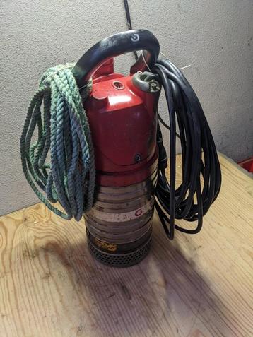 Water aan het hoofd? Tijd om een held in te schakelen! beschikbaar voor biedingen