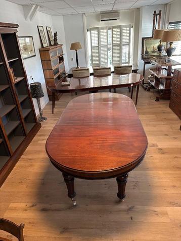 Antieke mahonie tafel beschikbaar voor biedingen