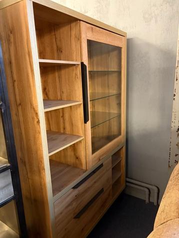 vitrine, 1 glasdeur, 2 grote lades beschikbaar voor biedingen