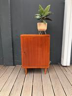 Strak vormgegeven vintage kastje op conische pootjes, Huis en Inrichting, Kasten | Overige, Ophalen, Zo goed als nieuw