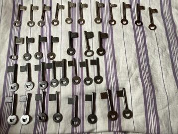 Lot oude blanco sleutels beschikbaar voor biedingen