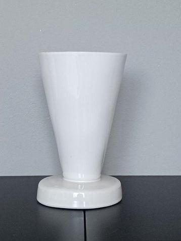 Vase. beschikbaar voor biedingen