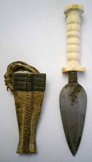 Ancien couteau tribal Mangbetu (Congo Belge -R.D.C.) beschikbaar voor biedingen