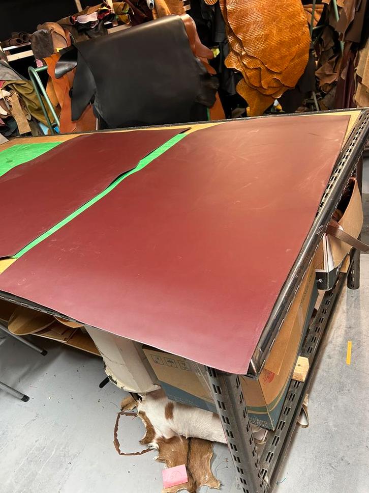 Bordeaux tuigleer lappen 2 mm dikte half soepel, Hobby en Vrije tijd, Stoffen en Lappen, Zo goed als nieuw, Ophalen of Verzenden