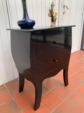 Modern dressoir beschikbaar voor biedingen