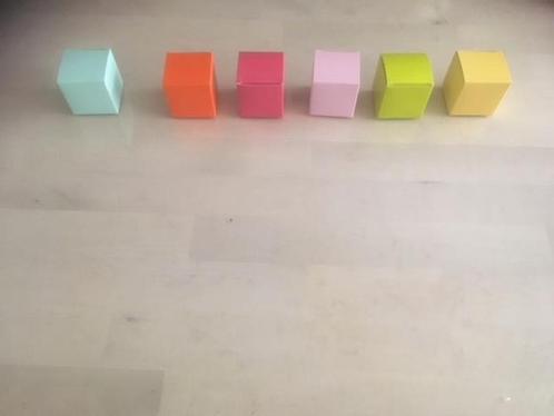 Kubusdoosjes in diverse kleuren UITVERKOOP, Kinderen en Baby's, Kraamcadeaus en Geboorteborden, Nieuw, Kraamcadeau, Ophalen of Verzenden