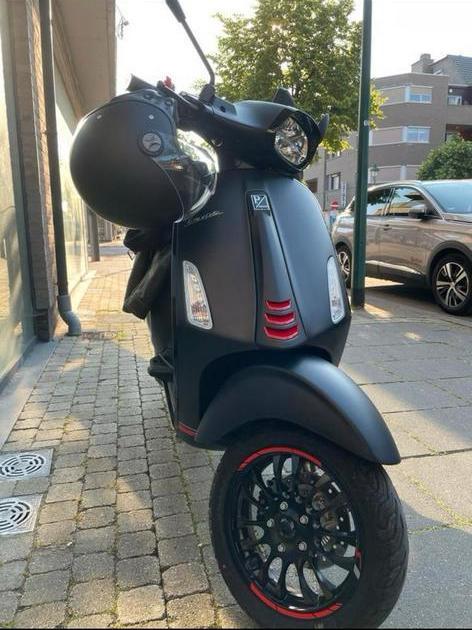 Vespa Sprint 125 NERO OPACO’23  (+-2500km) top speed103km/h, Fietsen en Brommers, Scooters | Vespa, Zo goed als nieuw, Ophalen