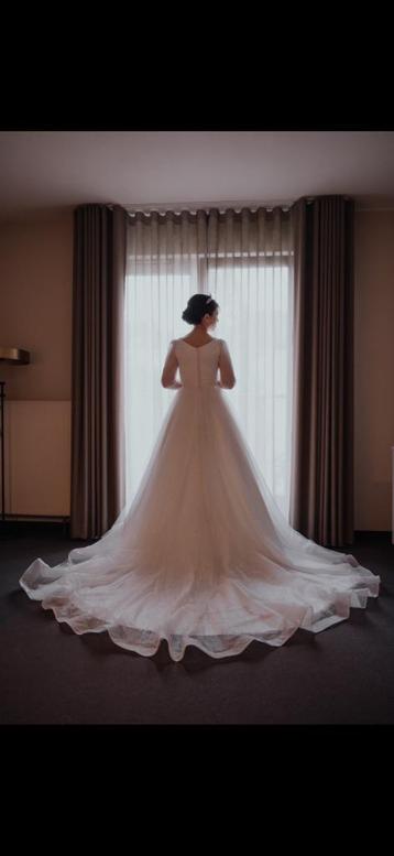 Een prachtige trouwjurk in perfecte staat beschikbaar voor biedingen