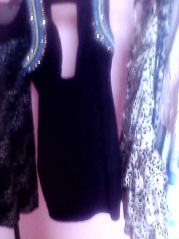 jurkje zwart  beschikbaar voor biedingen