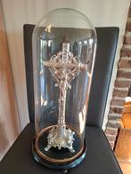 kruisbeeld met stolp, Ophalen