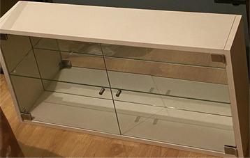 Klein glazen kastje voor verzameling of badkamer beschikbaar voor biedingen