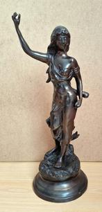 prachtige vrouwensculptuur  in brons - hoogte 49,5 cm, Antiek en Kunst, Kunst | Beelden en Houtsnijwerken, Ophalen of Verzenden