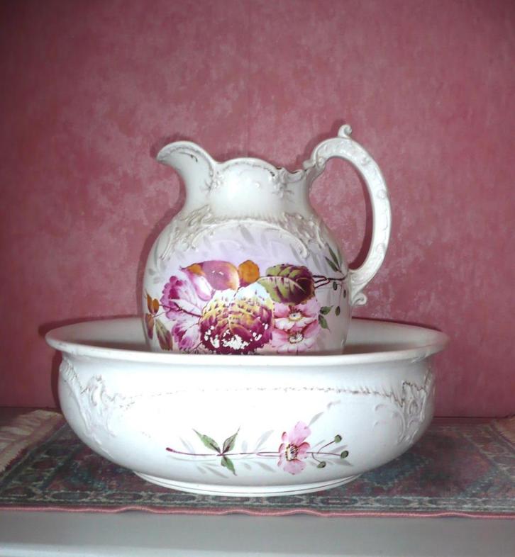 Porseleinen waskom met kruik (gesigneerd), Antiek en Kunst, Antiek | Keramiek en Aardewerk, Ophalen of Verzenden