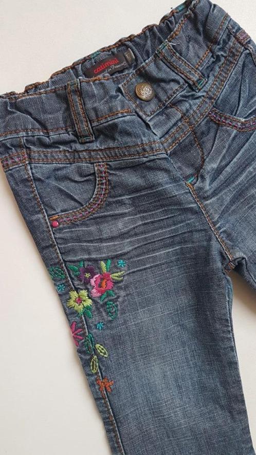 CATIMINI - Pantalon jeans bleu + fleurs - T.12 mois/74 cm, Kinderen en Baby's, Babykleding | Maat 74, Gebruikt, Meisje, Broekje