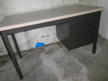 bureau met schuiven disponible aux enchères