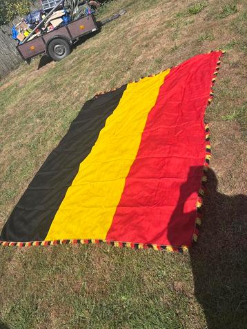 Antieke Belgiche vlag 240cm op 200cm beschikbaar voor biedingen