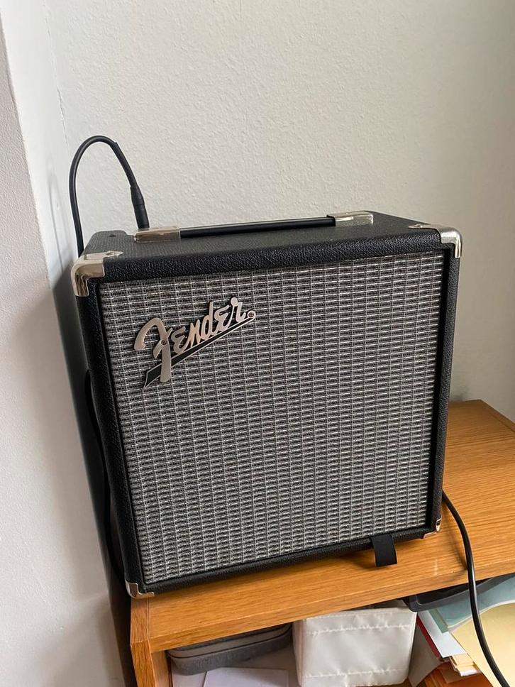 Fender Rumble 15 Black/Silver - bijna nieuw, Muziek en Instrumenten, Versterkers | Bas en Gitaar, Zo goed als nieuw, Ophalen of Verzenden