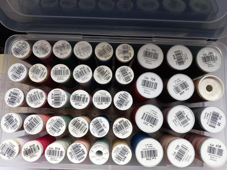 doos met klossen naaigaren merk gutermann, Hobby en Vrije tijd, Naaien en Fournituren, Nieuw, Garen of Naald(en), Ophalen of Verzenden
