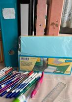Matériel scolaire tel que : dossiers, stylos, écriture,..., Enlèvement ou Envoi, Utilisé