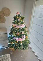 Mooie kerstboom met versiering en verlichting, Ophalen