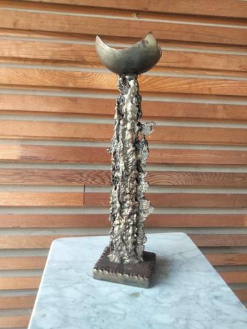 Vintage Brutalist metalen kandelaar design beschikbaar voor biedingen