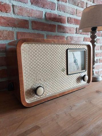 Oude radio Erres KY 485, gerestaureerd beschikbaar voor biedingen
