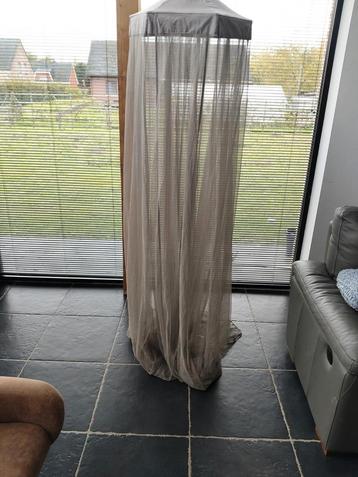 Klamboe met staander beschikbaar voor biedingen