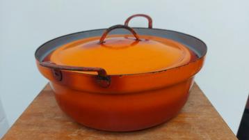 Gietijzeren kookpot. Oranje/rood/rond/32cm bij 13cm beschikbaar voor biedingen