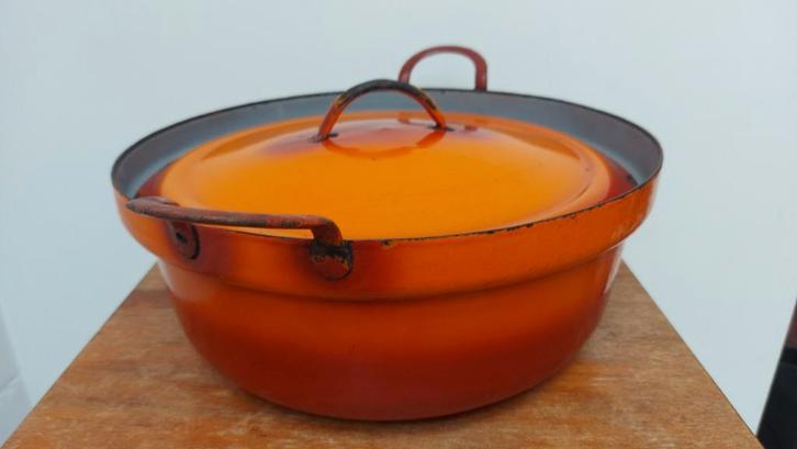 Gietijzeren kookpot. Oranje/rood/rond/32cm bij 13cm, Huis en Inrichting, Keuken | Potten en Pannen, Gebruikt, Pot, Bus of Blik