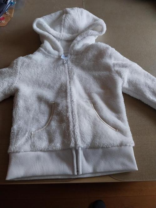 Pull Veste blanc à capuche. Taille 92 (2 ans), Kinderen en Baby's, Kinderkleding | Maat 92, Nieuw, Jongen of Meisje, Trui of Vest