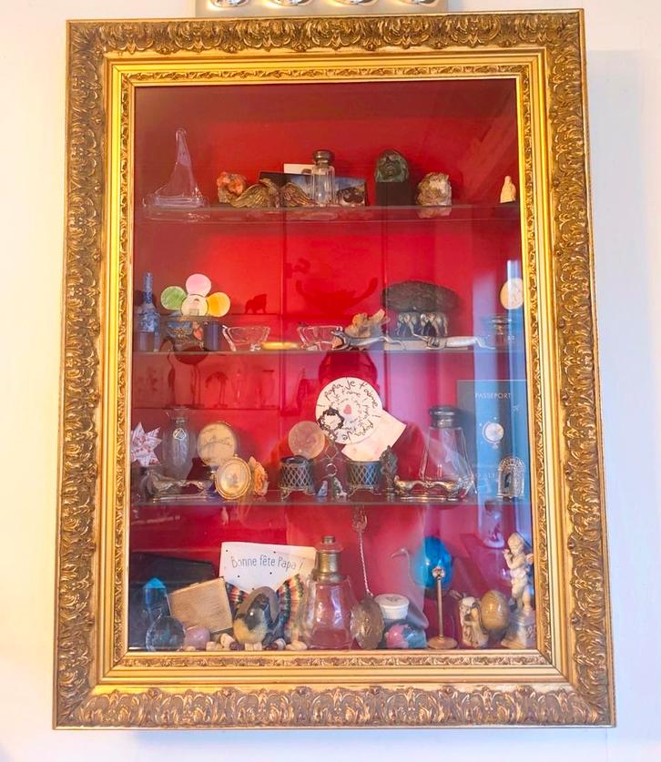 Vitrine Murale bois doré sculpté "Cabinet de Curiosité ", Antiquités & Art, Antiquités | Miroirs, Enlèvement