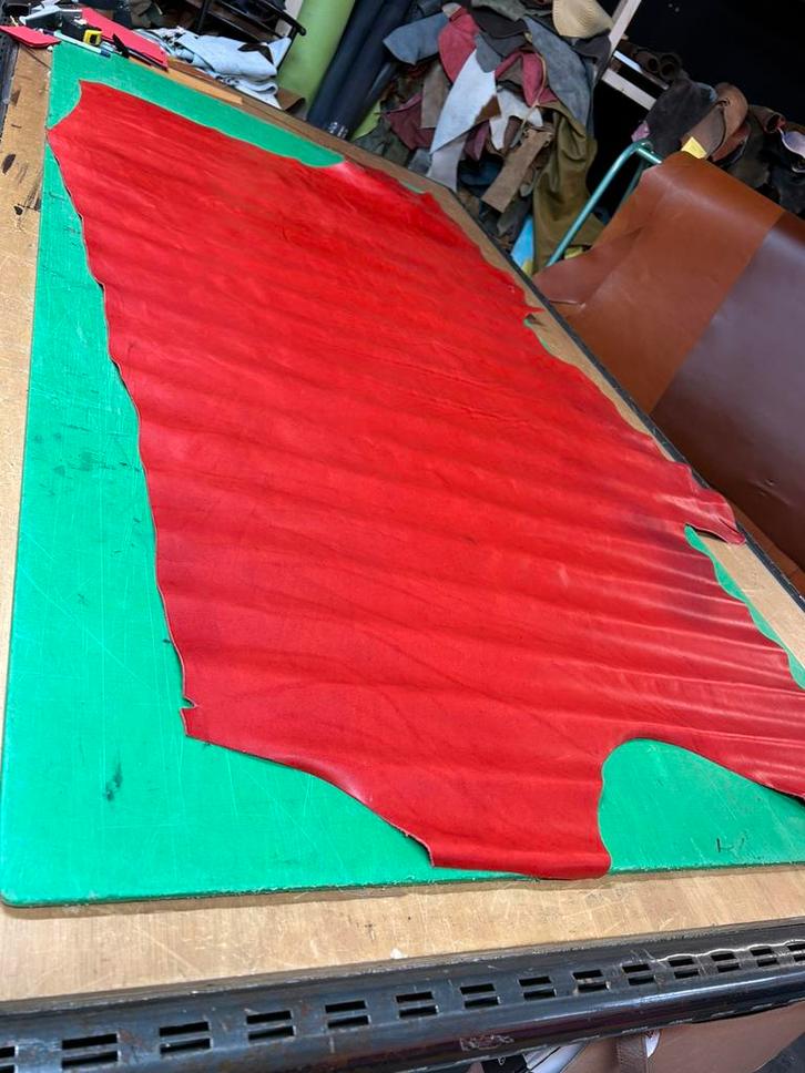 Cognac rood kleur halve huid 1.3 mm dik soepel en glad A528, Hobby en Vrije tijd, Stoffen en Lappen, Rood, Ophalen of Verzenden