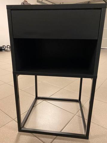 Modern en stevig zwart nachtkastje met lade en open vak. beschikbaar voor biedingen