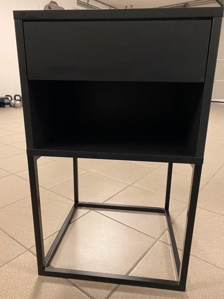 Modern en stevig zwart nachtkastje met lade en open vak., Huis en Inrichting, Slaapkamer | Nachtkastjes, Zo goed als nieuw, Ophalen