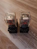 2 relais en voet Omron MK3PN-5-S, PF113A-D, Ophalen of Verzenden, Gebruikt