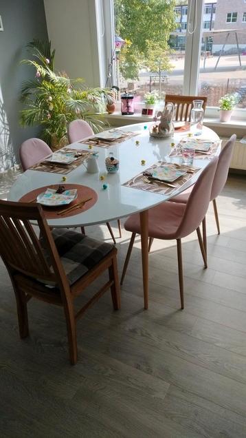 Tafel en bijhorende salontafel  beschikbaar voor biedingen